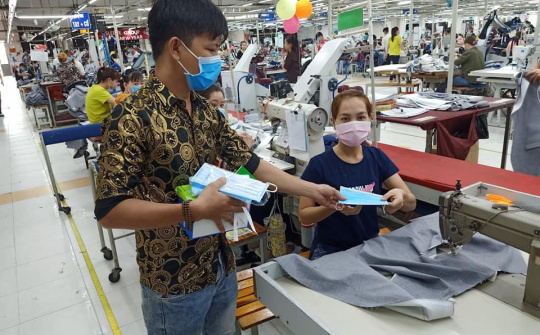 May Nhà Bè cấp phát 4.000 khẩu trang miễn phí cho công nhân
