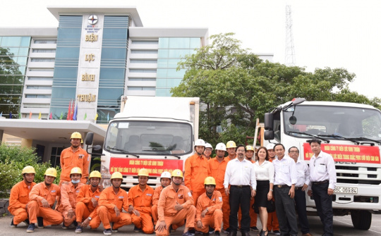 EVNSPC hỗ trợ miền Trung khắc phục sự cố điện do bão số 9