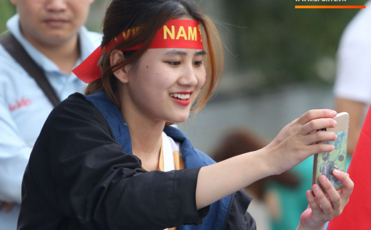 Những bóng hồng xinh đẹp khuấy động sân Mỹ Đình trước giờ bóng lăn