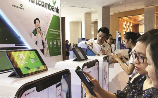 Ngân hàng “ào ào" chuyển đổi số