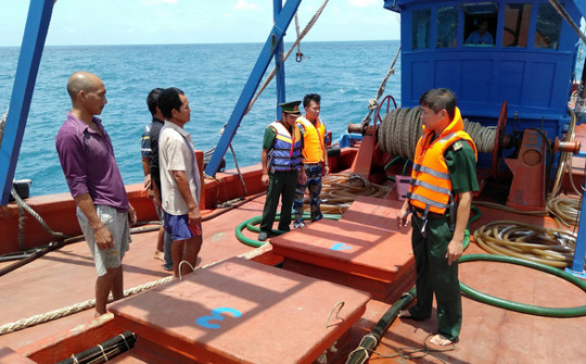 Bắt tàu chở 80.000 lít dầu DO không rõ nguồn gốc ở Côn Đảo