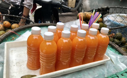 Cam vắt đê. 15k 2 ly cam vắt vỉa hè đê !!!