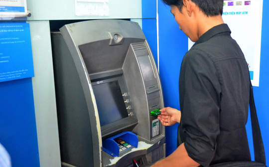 Cảnh giác khi rút tiền ở ATM