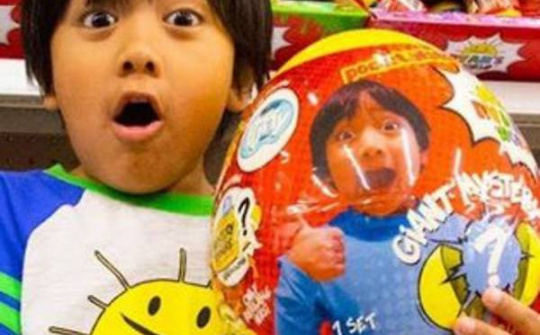 Cậu bé 7 tuổi này kiếm được 30 triệu đô la Singapore một năm qua kênh YouTube về đồ chơi