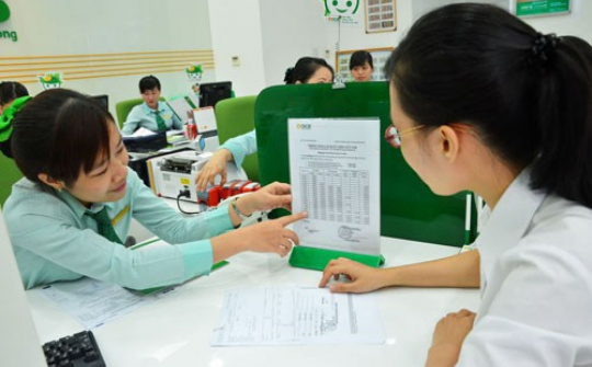 Lãi suất tăng, khách hàng tranh thủ gửi tiết kiệm