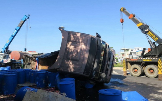 Xe tải chở axit lật trên quốc lộ ở Bình Thuận