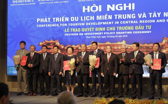 Miền Trung trao quyết định đầu tư 19 dự án du lịch, tổng vốn hơn 36 nghìn tỉ đồng