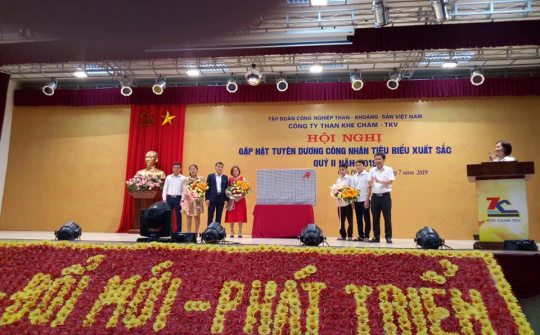 Than Khe Chàm khen thưởng trên 400 công nhân tiêu biểu