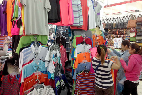 'Truy quét' túi xách, đồng hồ giả tại Sài Gòn Square