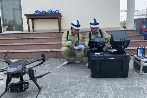 Sử dụng thiết bị bay không người lái kiểm tra đường dây 220kV, 500kV
