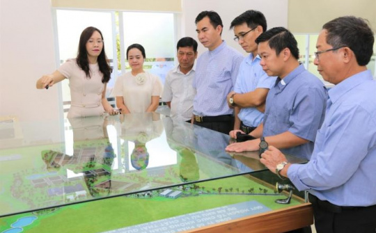 Người dân tham quan và góp ý cho Khu xử lý chất thải Quang Trung