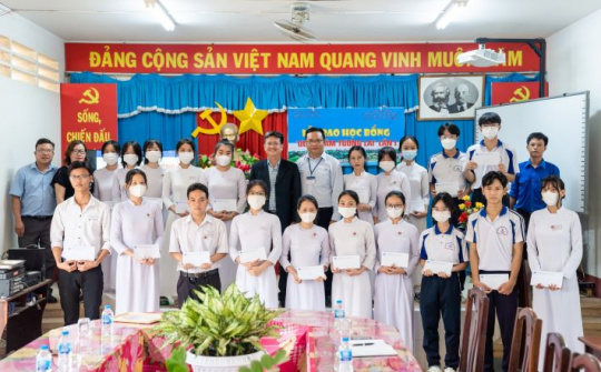 HUFI: Trao học bổng cho các em học sinh khó khăn, vượt khó tại Trường THPT Đức Huệ, Long An