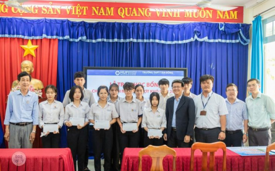 HUFI: Trao học bổng cho các em học sinh vượt khó tại Trường THPT Tân Đông, Tây Ninh