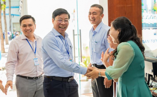 HUFI: Lãnh đạo Nhà trường thăm và chúc tết từng đơn vị nhân ngày đầu làm việc