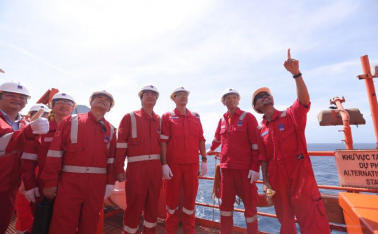 Lãnh đạo PVEP, CĐ DKVN chúc Tết cán bộ, người lao động giàn Đại Hùng 01