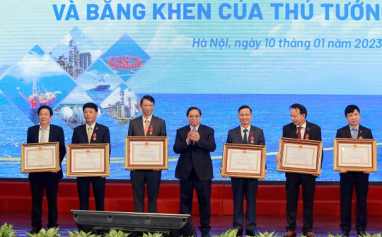 Lãnh đạo PVEP đón nhận Huân chương Lao động và Bằng khen của Thủ tướng Chính phủ