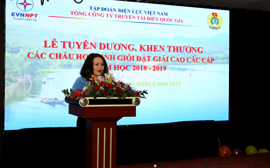 Công đoàn EVNNPT khen thưởng con CNVCLĐ đạt thành tích cao trong học tập