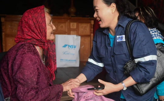 "Sống là cho đâu chỉ nhận riêng mình"