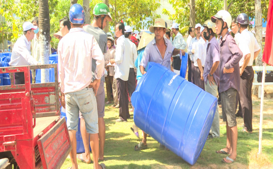 Thép miền Nam: Tặng 300 bồn trữ nước cho nhân dân 11 xã vùng hạn mặn Thạnh Phú