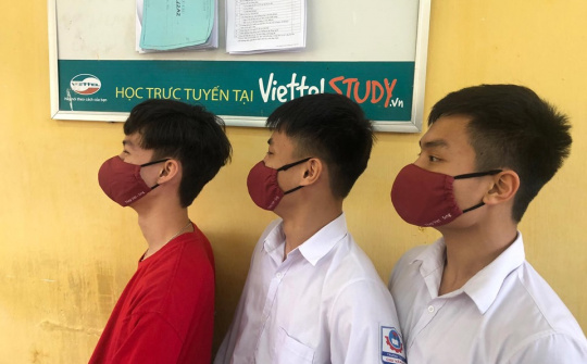 Thép Việt Sing trao tặng khẩu trang nano chống dịch cho Trường THPT Chu Văn An