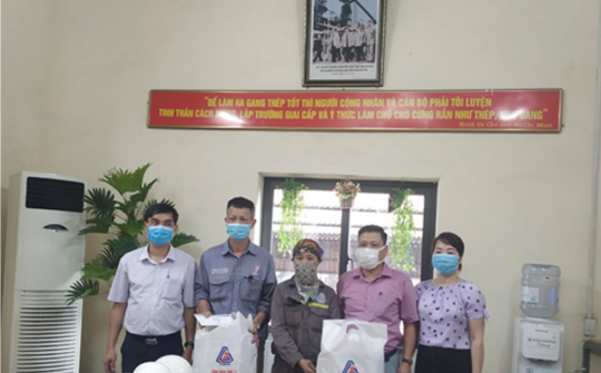 TISCO: Thăm và tặng quà cho CNVC-LĐ có hoàn cảnh khó khăn