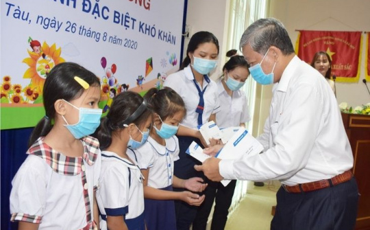 Thép Miền Nam: Vượt "sóng" Covid, cùng em thắp sáng ước mơ