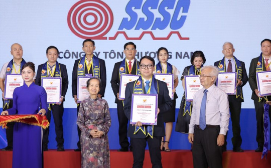 Tôn Phương Nam nhận danh hiệu hàng Việt Nam Chất lượng cao