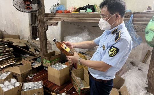 Hà Nội: Bắt quả tang một cơ sở sản xuất hơn 2.000 lít mật ong giả