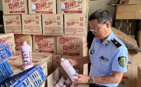 QLTT Hà Nội: Đột kích một cơ sở kinh doanh nước tẩy Toilet có dấu hiệu giả mạo nhãn hiệu Okay