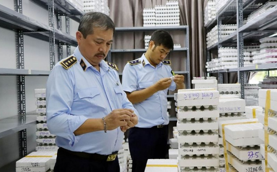 Hà Nội: Triệt phá cơ sở "hô biến" kính áp tròng Trung Quốc thành hàng “Korea”