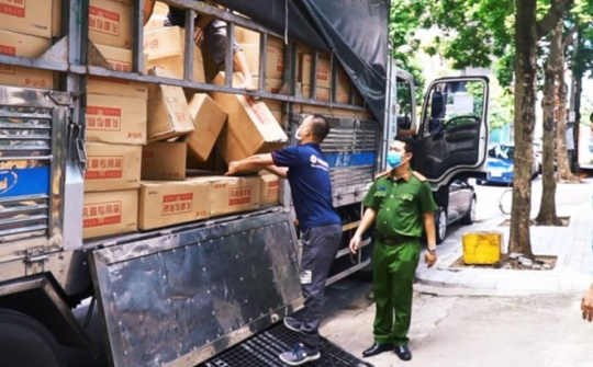 Một xe tải chở hơn 8 tấn bánh trung thu nhập lậu bị phát hiện khi đang lưu thông ở luồng xanh