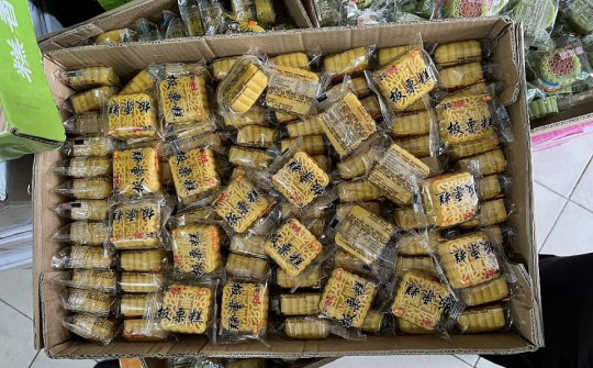 Hơn 5.000 chiếc bánh trung thu không rõ nguồn gốc vừa bị Quản lý thị trường Hà Nội thu giữ