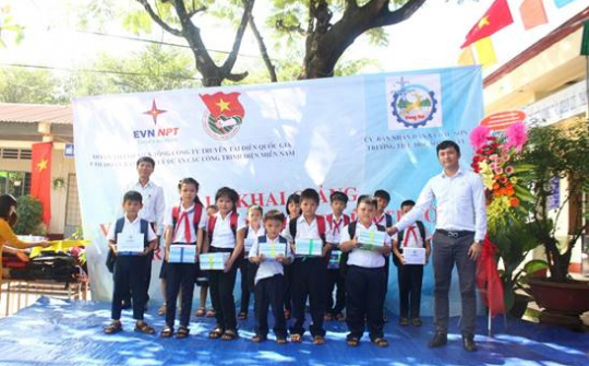 Đoàn Thanh niên EVNNPT và Chi Đoàn SPMB triển khai chương trình “Tiếp sức đến trường” nhân lễ khai giảng năm học mới