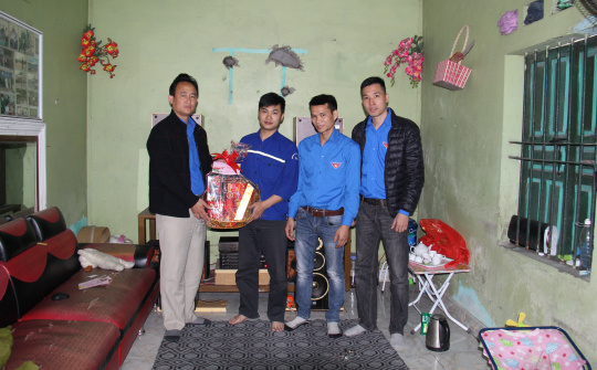 Đoàn Thanh niên Công ty Xây lắp mỏ thăm, tặng quà các em thiếu nhi có hoàn cảnh khó khăn