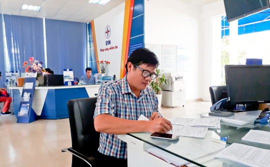 EVNNPC hướng tới không sử dụng tiền mặt trong thanh toán tiền điện