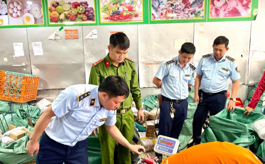 Gần 12 kg pháo nổ vừa bị lực lượng chức năng thu giữ tại chi nhánh giao hàng nhanh