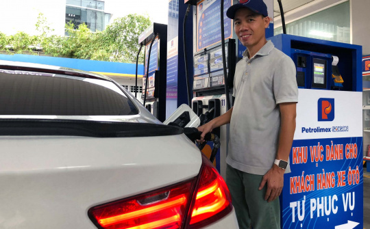 Petrolimex: Trải nghiệm dịch vụ tự đổ xăng ở TP.HCM với phóng viên VTV24