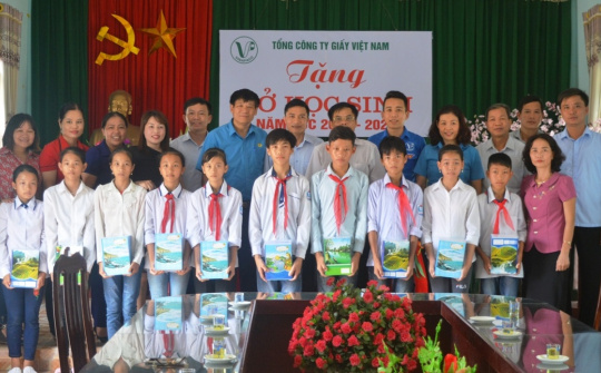 Vinapaco: Gần 60.000 cuốn vở đã đến với các em học sinh nghèo vượt khó