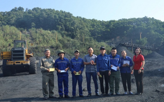 Than Hà Tu Trao thưởng các tập thể đạt năng suất cao đợt thi đua 90 ngày đêm