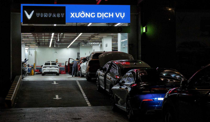 Sau mưa lũ, VinFast hỗ trợ khách hàng miền Bắc và miền Trung sửa chữa xe hư hỏng