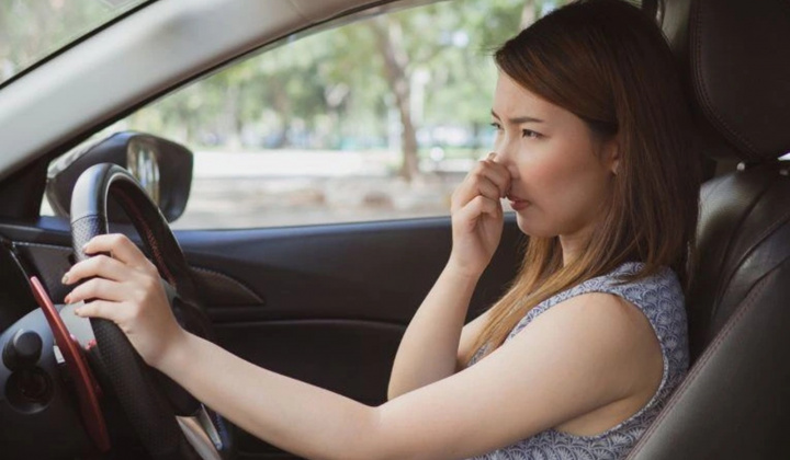Vì sao khoang nội thất ô tô thường ám mùi khó chịu?