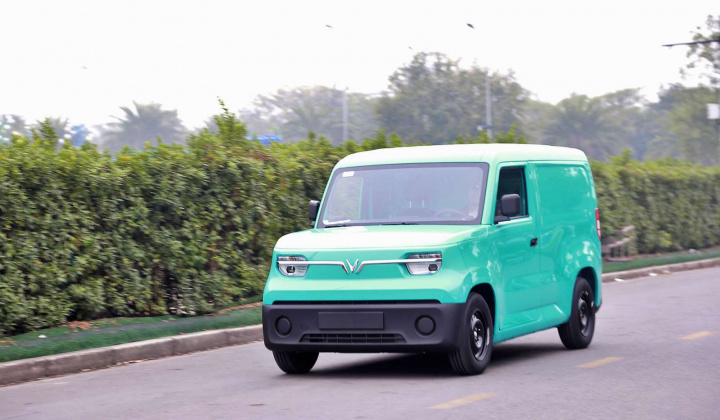 Lần đầu EC Van lộ diện tại Hà Nội, tài xế chốt 2 điểm: Nhỏ gọn đi phố và dễ điều khiển