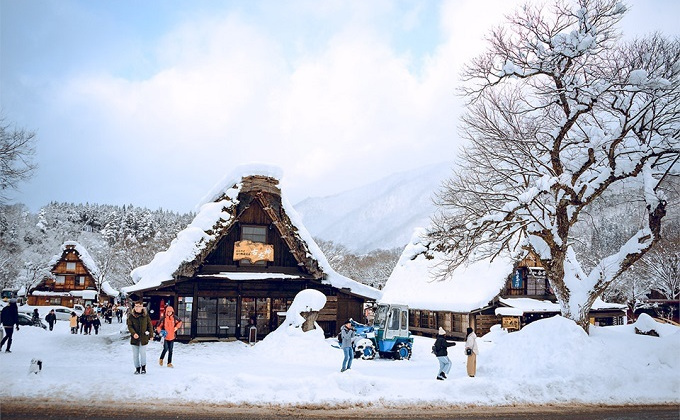 Lạc vào ngôi làng cổ tích Shirakawa-go phủ đầy tuyết trắng xóa