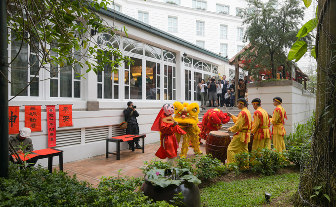 Tái hiện không gian chợ Tết Hà Nội xưa trong khách sạn 100 năm tuổi