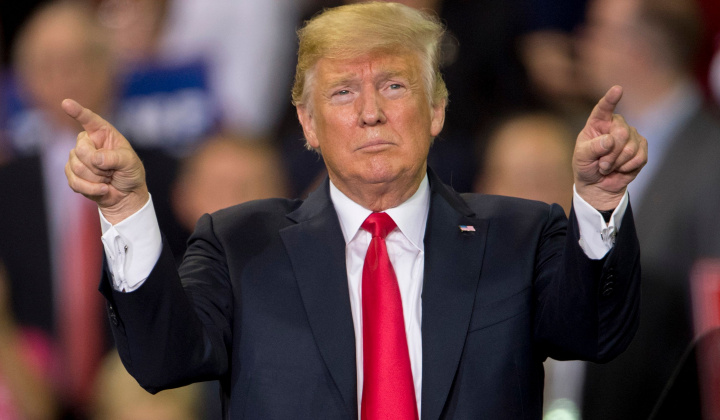 Donald Trump chấp nhận đổi tường bê tông thành hàng rào sắt biên giới