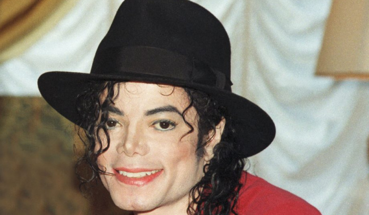 Michael jackson trước năm 1975 được phiên âm thành Mạnh Khắc Lạc Khắc Tốn; và hơn 100  tên quốc gia, địa danh, ca sĩ, diễn viên điện ảnh… đọc lên rất lạ tai