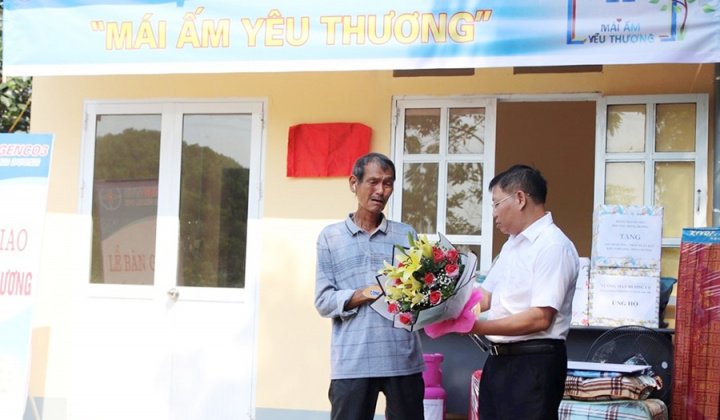 Nhiệt điện Mông Dương trao nhà cho hộ nghèo neo đơn