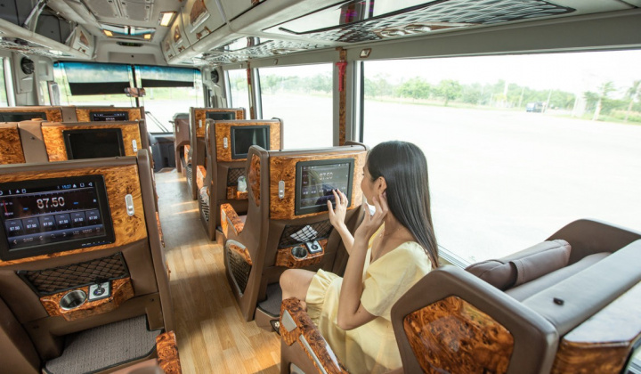 Xe buýt của Grab xuất hiện ở Sài Gòn, bên trong như xe sang