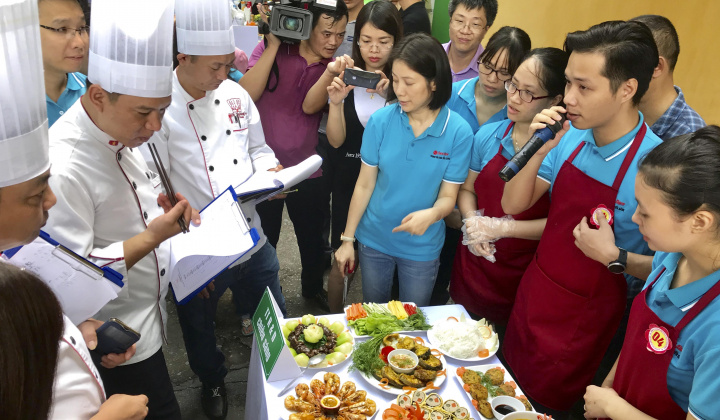 Người lao động ngành Công Thương chuẩn bị thi tài nấu ăn, thể hiện "Hành động vì an toàn thực phẩm"