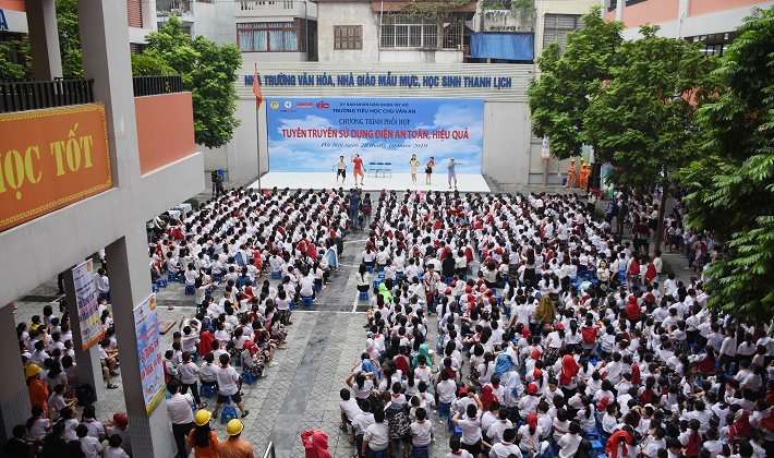 EVNHANOI truyền tải kỹ năng sử dụng điện an toàn tới hơn 2.400 học sinh